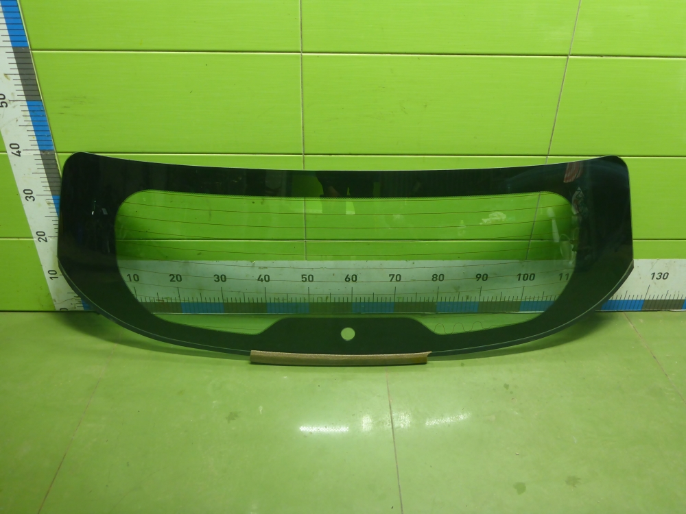 Стекло двери багажника