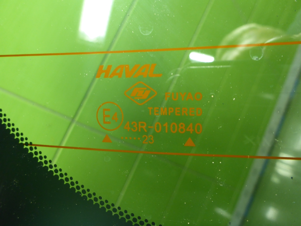 Стекло двери багажника