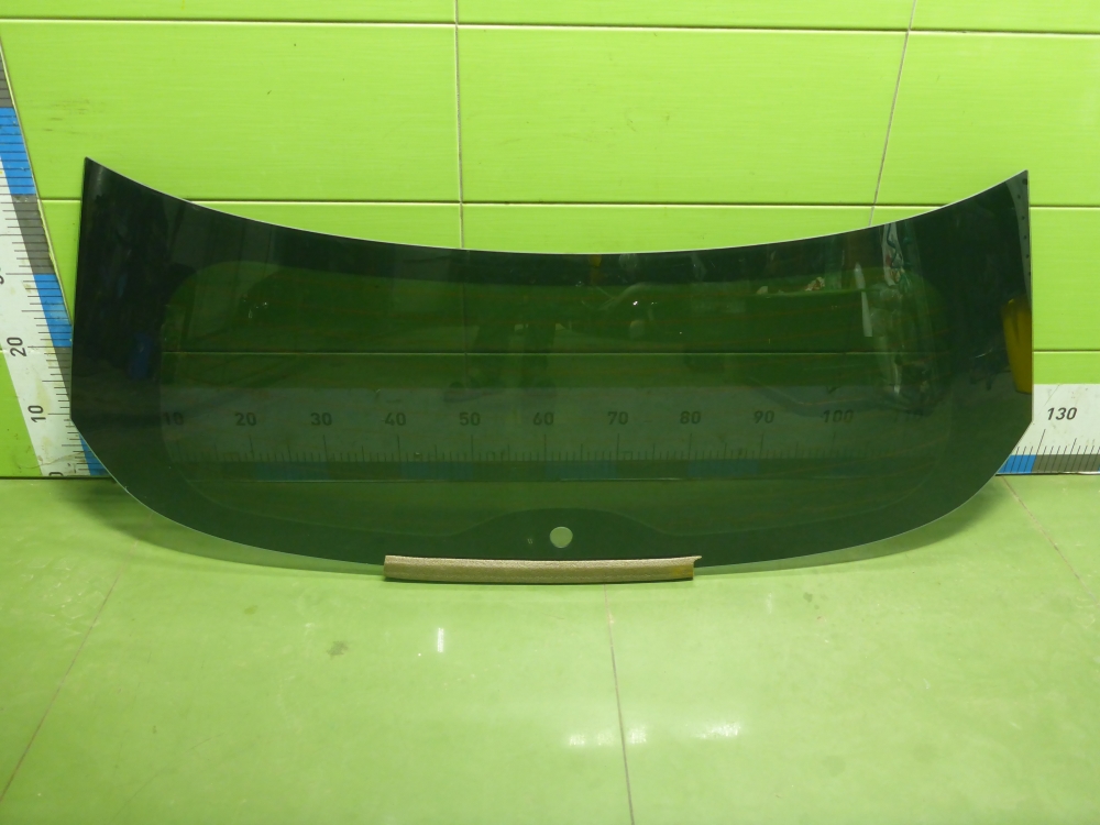 Стекло двери багажника