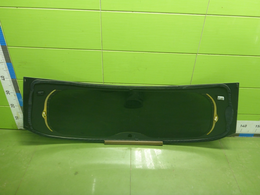 Стекло двери багажника