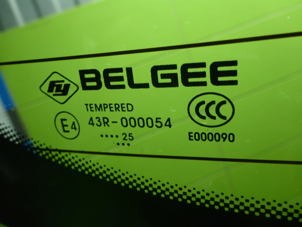 Стекло двери багажника