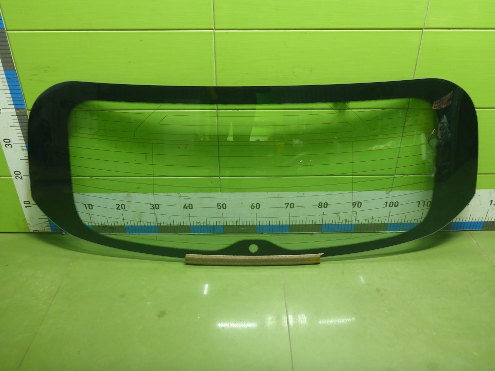 Стекло двери багажника