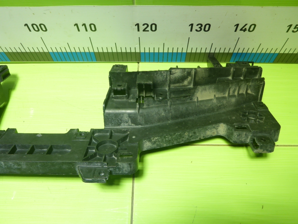 Кронштейн решетки радиатора