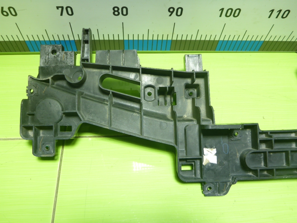 Кронштейн решетки радиатора