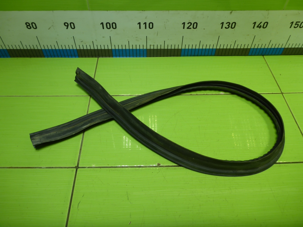 Уплотнитель капота