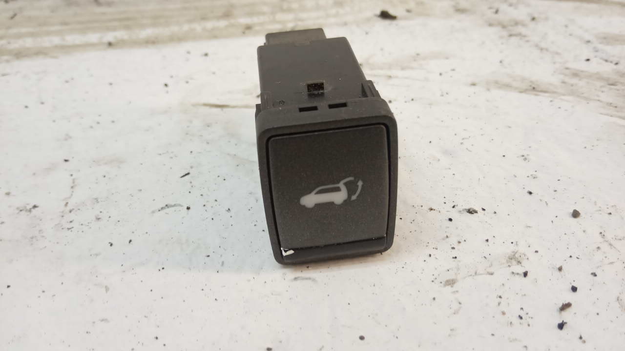 Кнопка открывания багажника