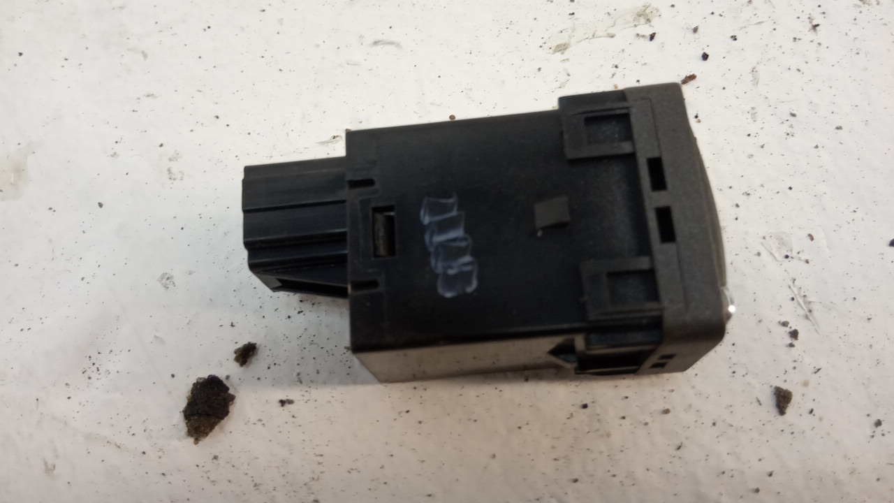 Кнопка открывания багажника