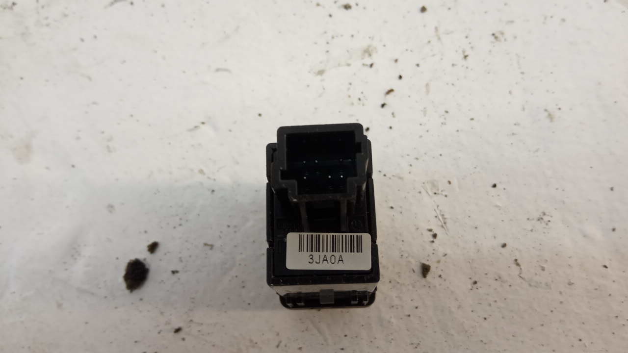 Кнопка открывания багажника