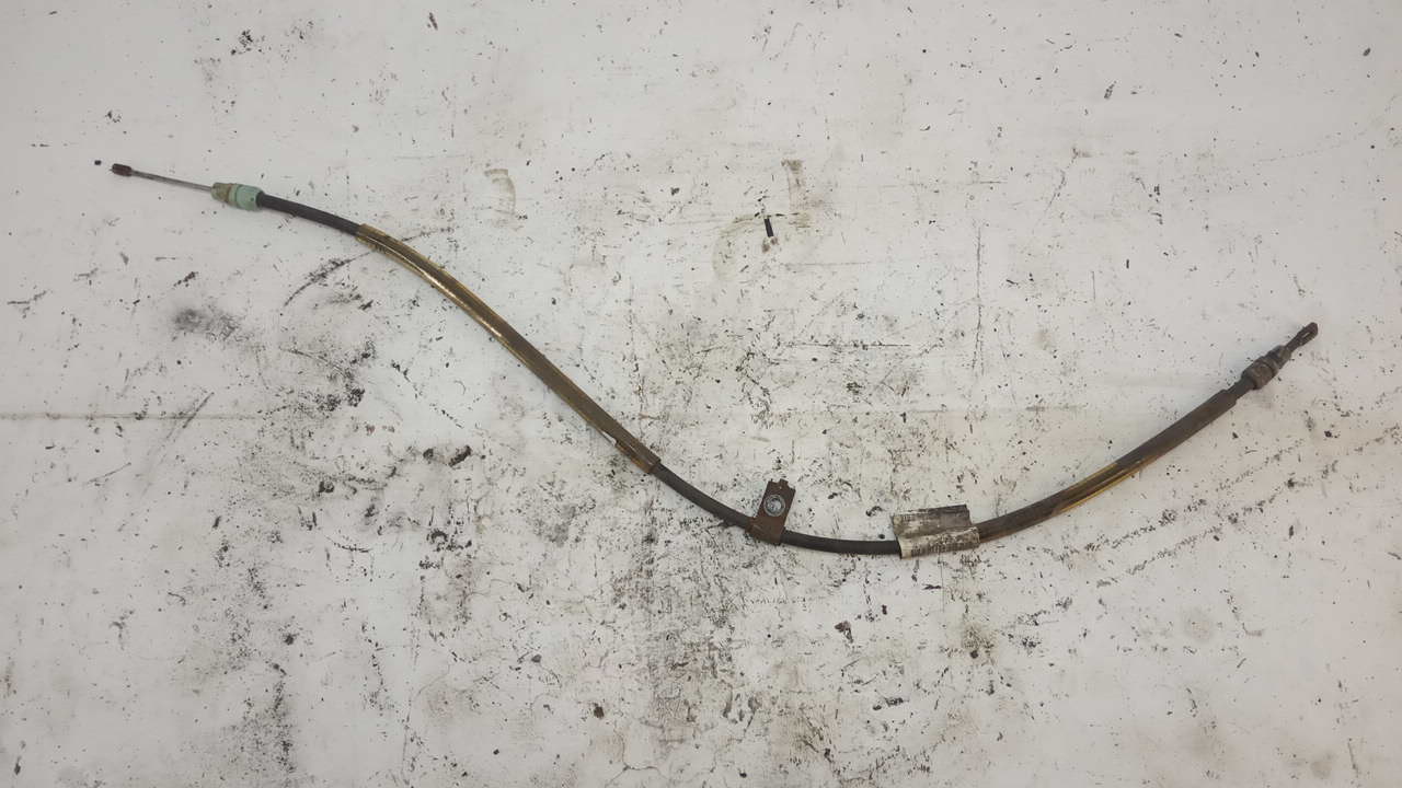 Трос стояночного тормоза левый