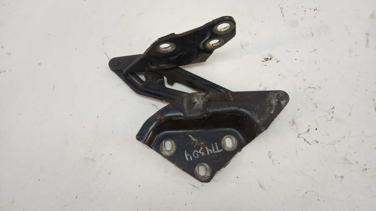 Петля капота левая