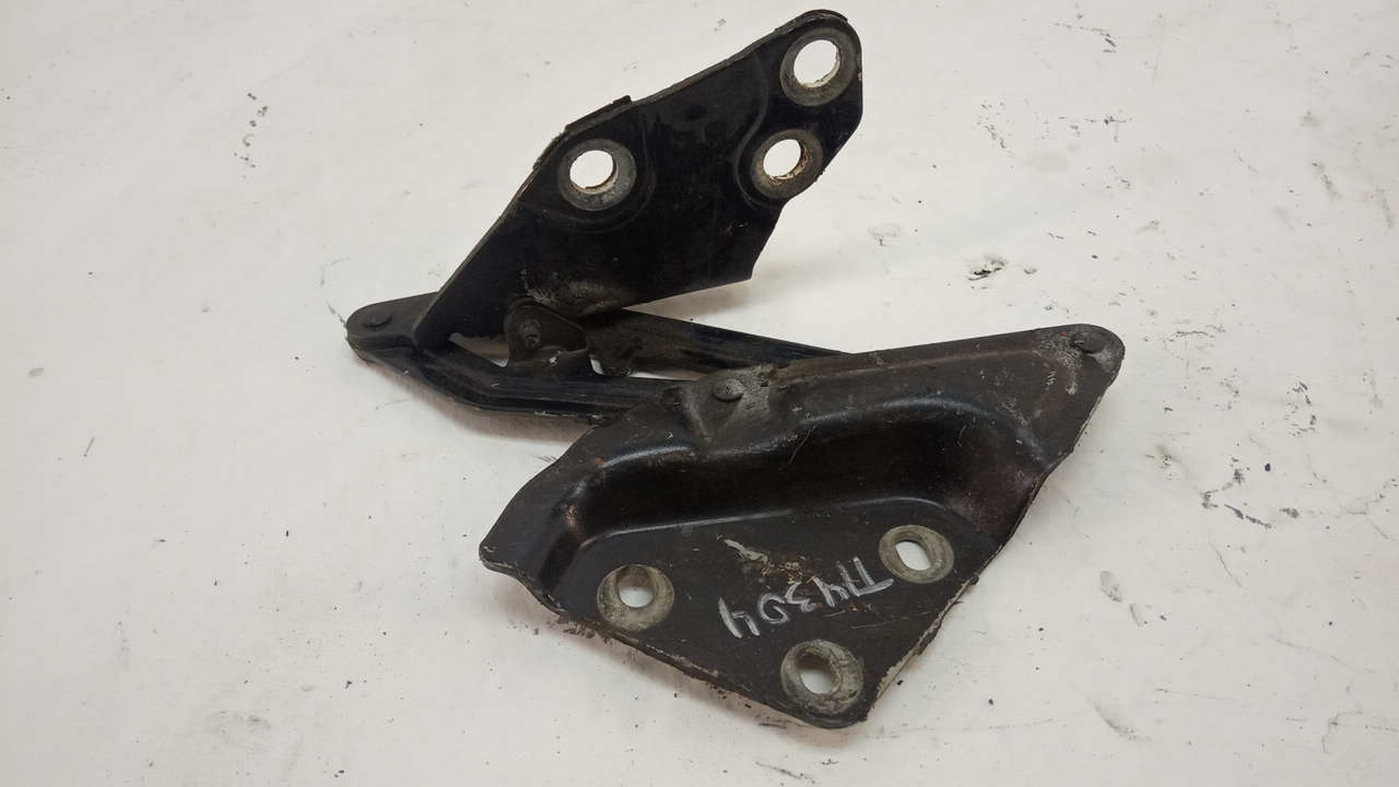 Петля капота левая