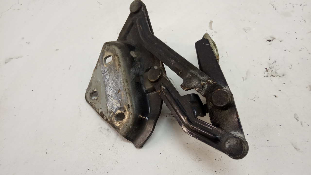 Петля капота левая