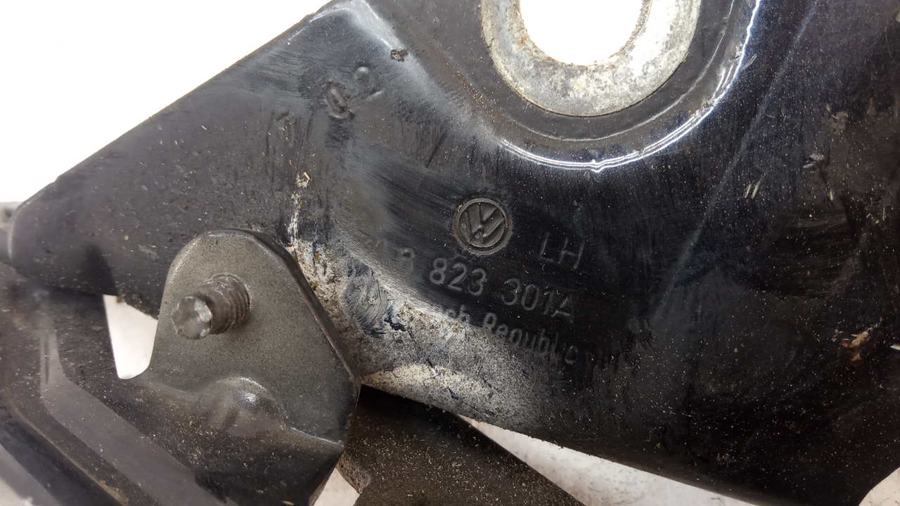 Петля капота левая