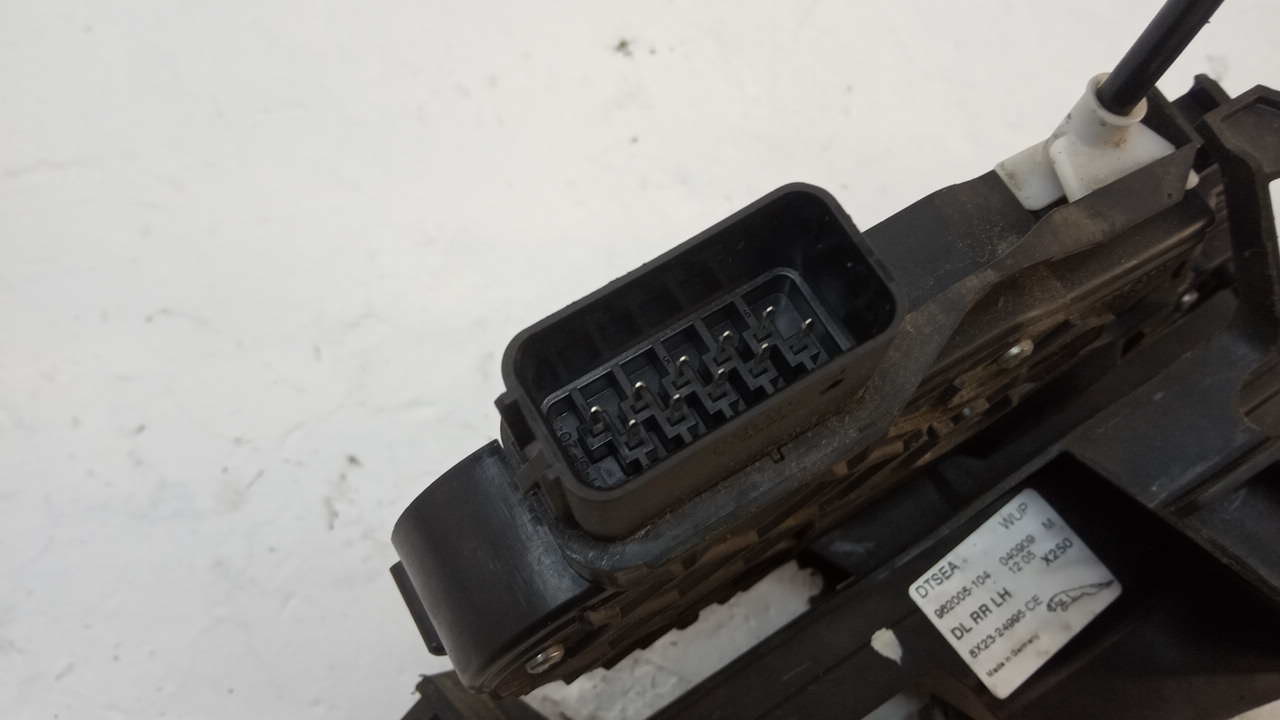 Замок двери задней левой