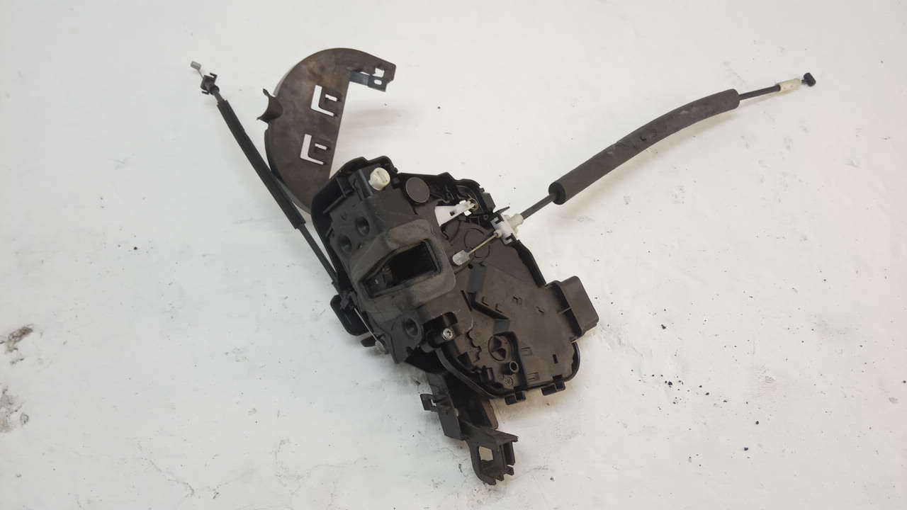 Замок двери задней левой