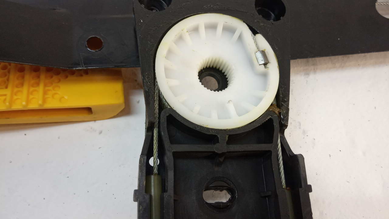 Стеклоподъемник электр. задний левый