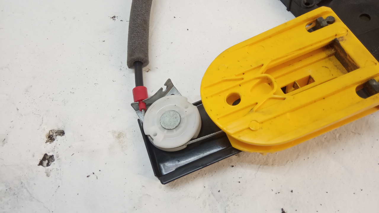 Стеклоподъемник электр. задний левый