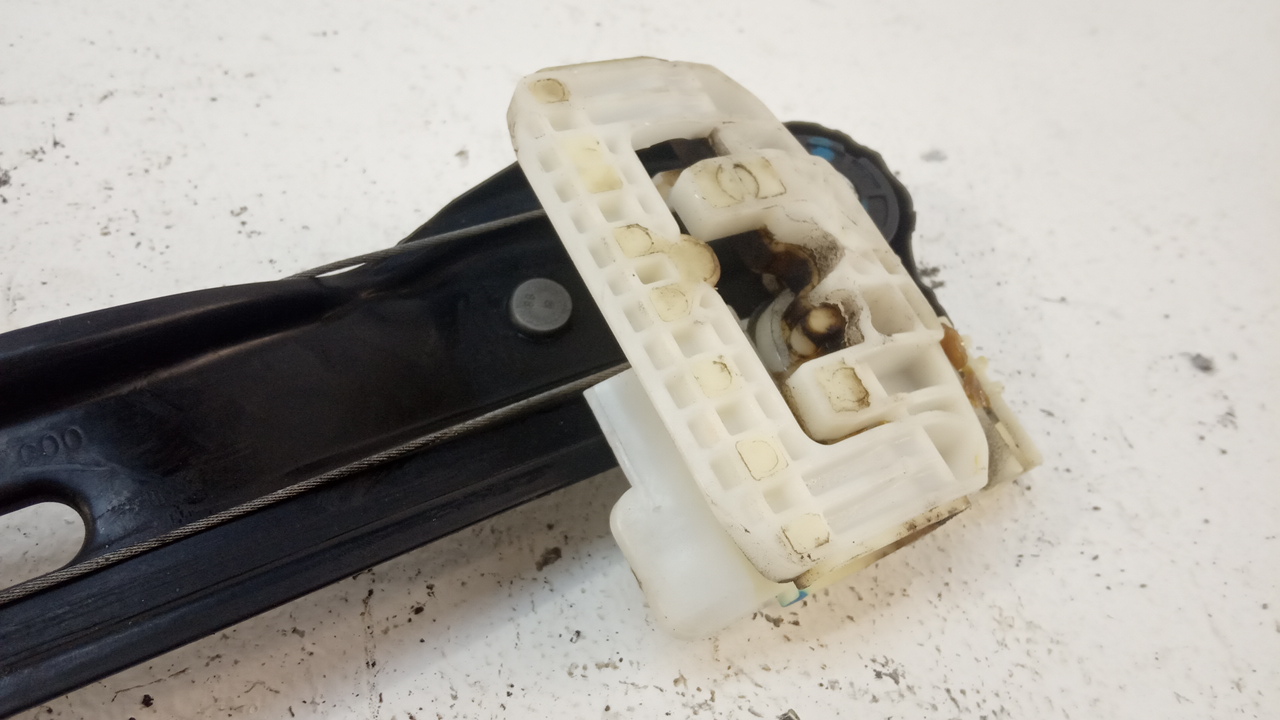 Стеклоподъемник электр. задний правый