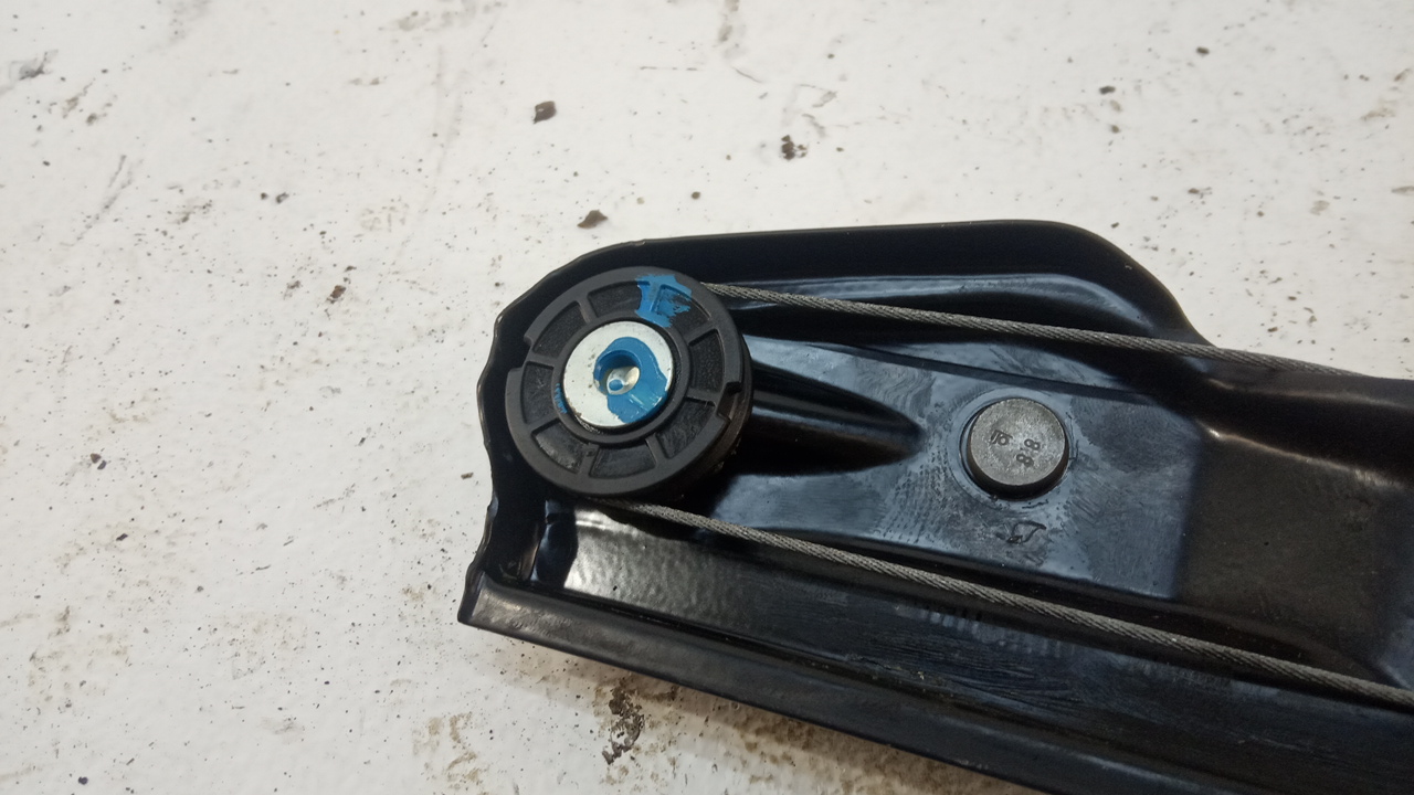 Стеклоподъемник электр. задний правый