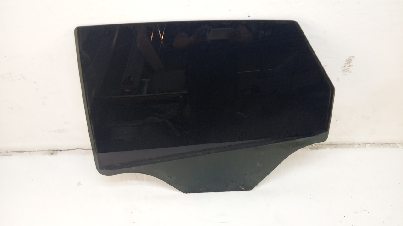 Стекло двери задней левой