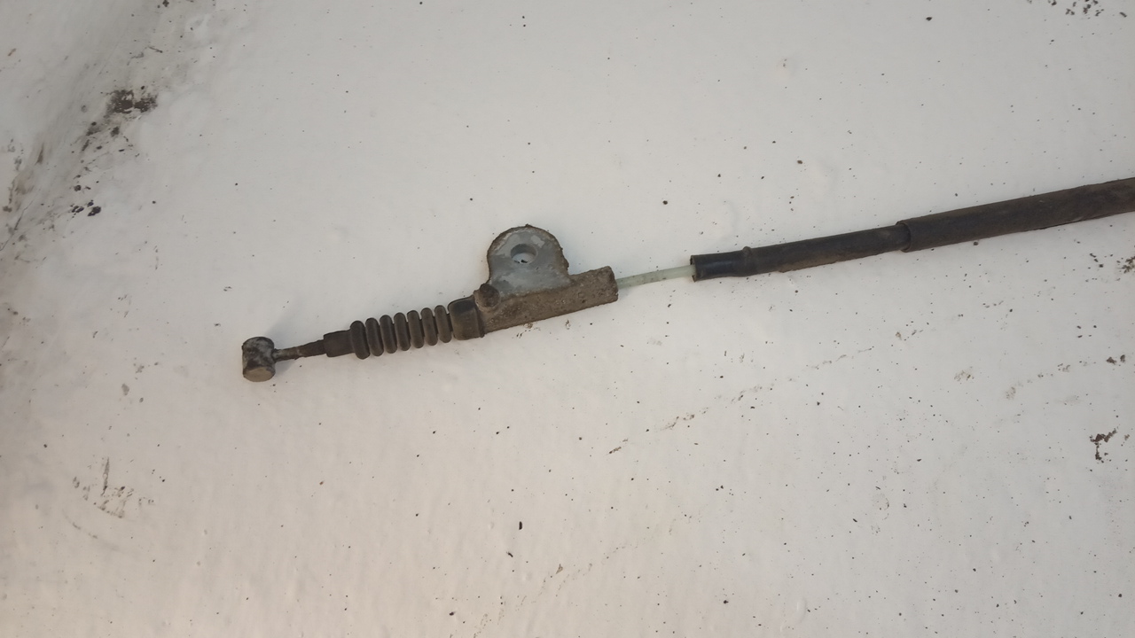 Трос стояночного тормоза правый