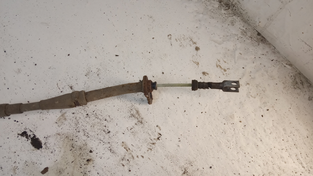 Трос стояночного тормоза правый