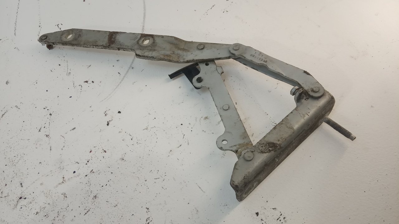 Петля капота левая