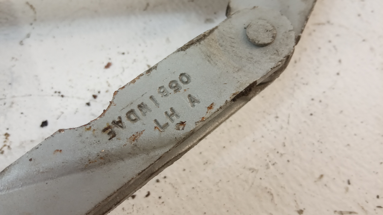 Петля капота левая