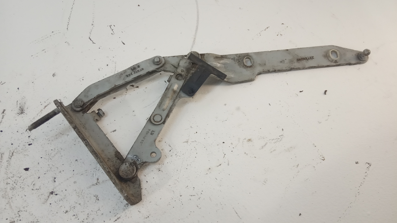 Петля капота левая