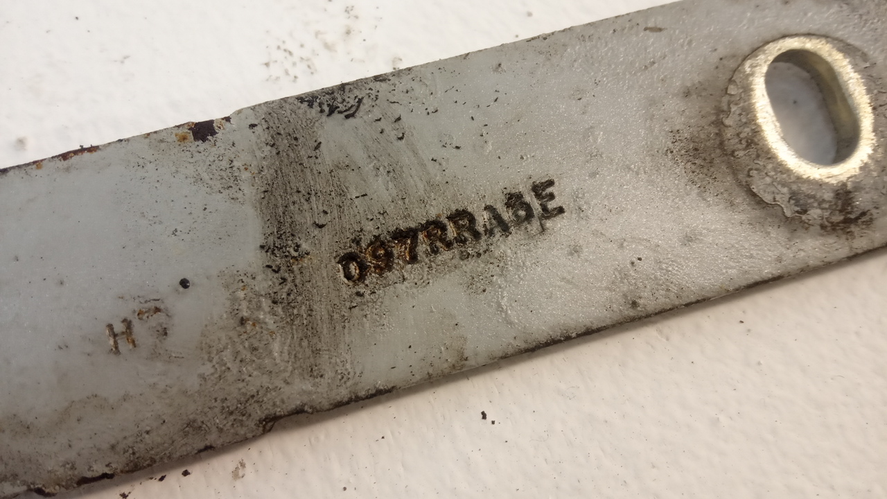 Петля капота левая