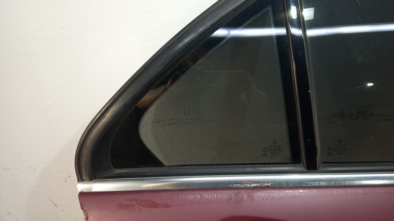 Стекло двери задней правой (форточка)