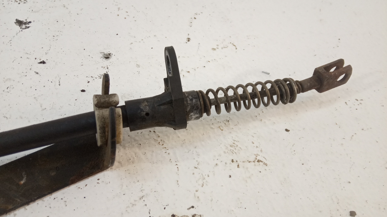 Трос стояночного тормоза правый