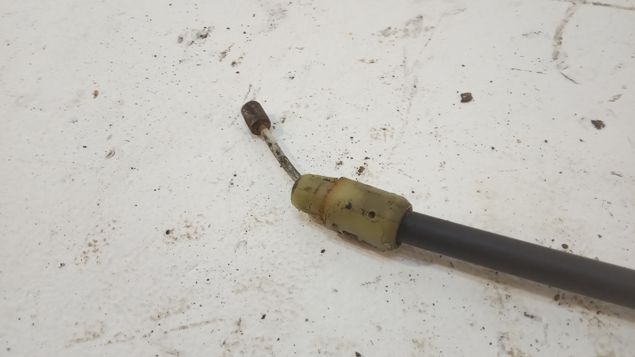 Трос стояночного тормоза правый