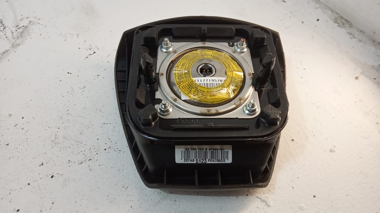 Подушка безопасности в рулевое колесо