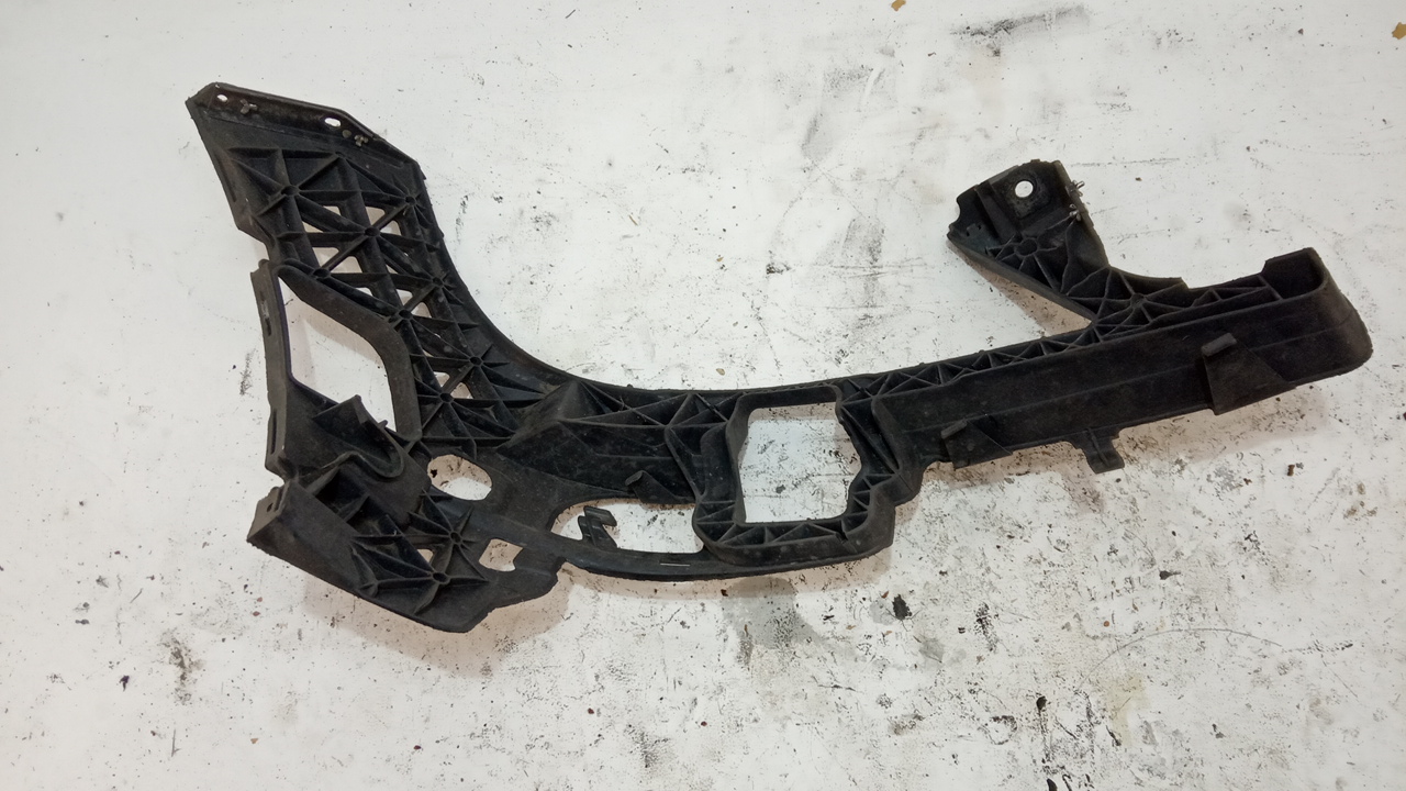 Кронштейн переднего бампера левый