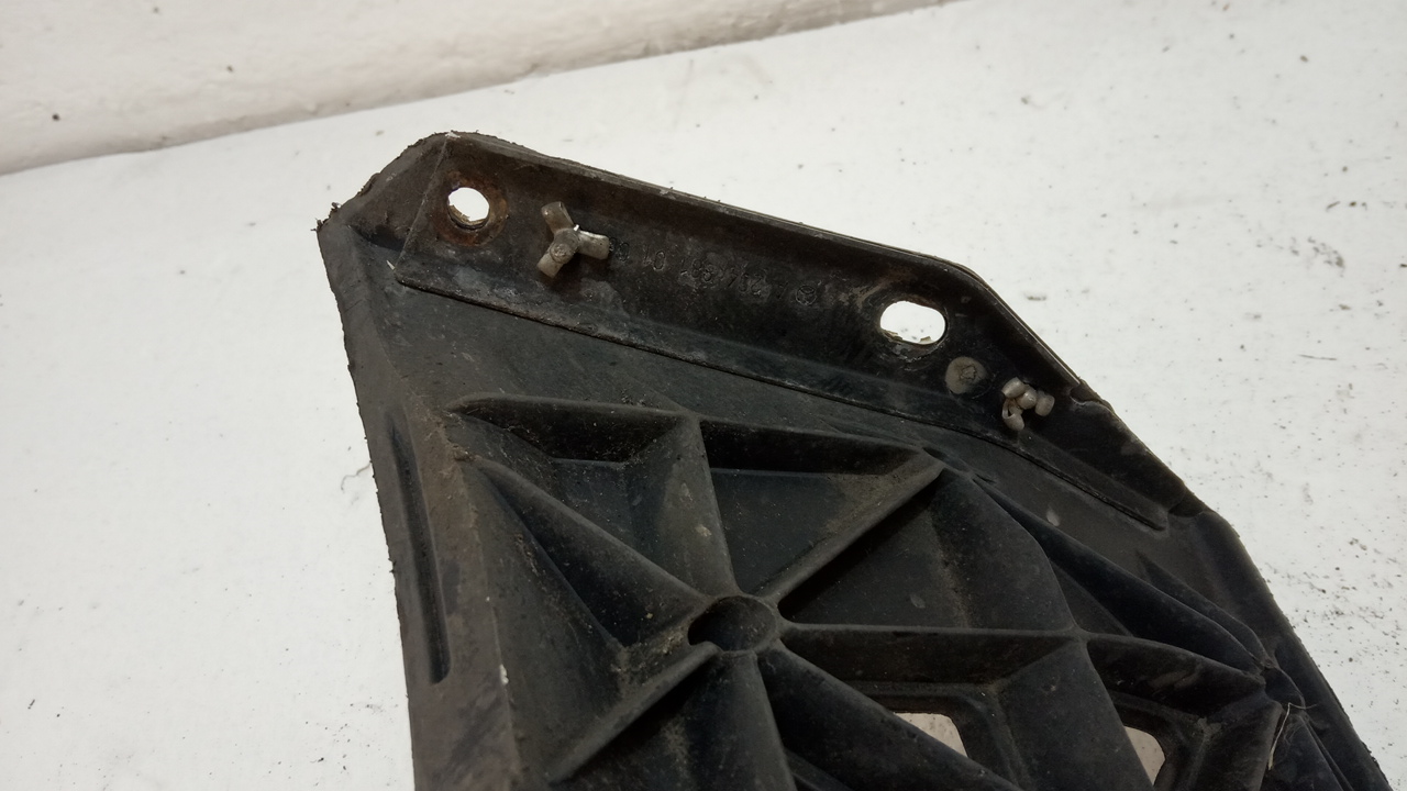 Кронштейн переднего бампера левый