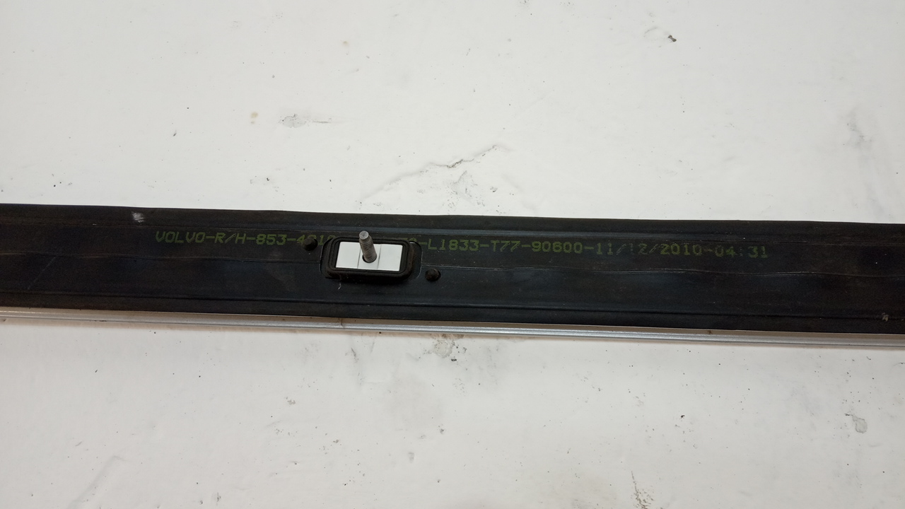 Рейлинг (релинг) правый (планка на крышу)