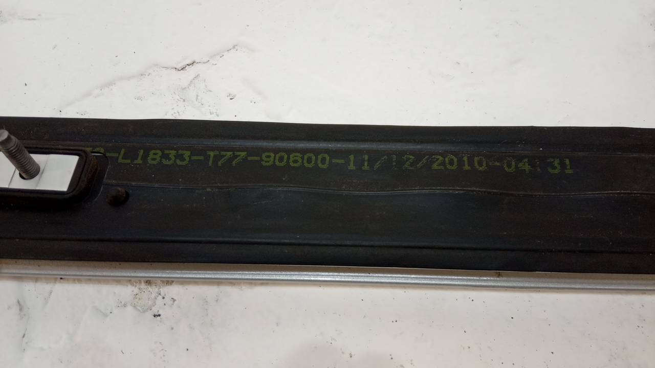 Рейлинг (релинг) правый (планка на крышу)