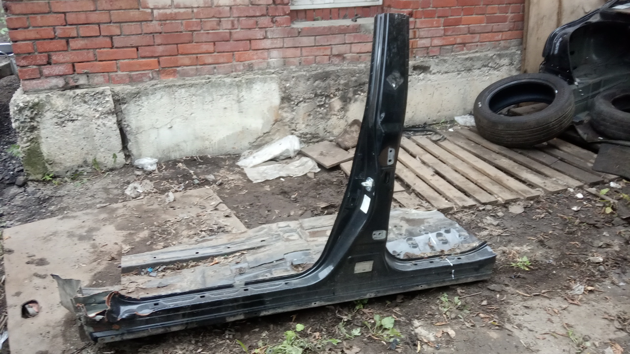 Порог со стойкой левый