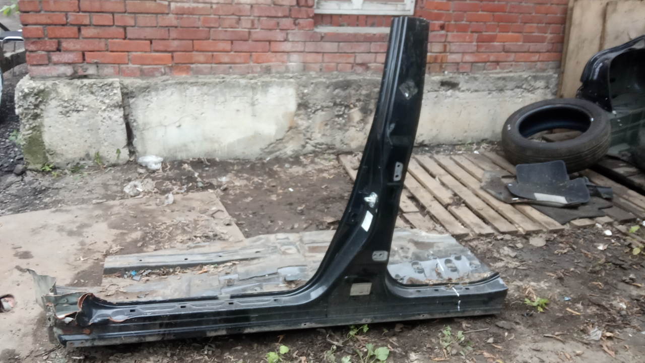 Порог со стойкой левый