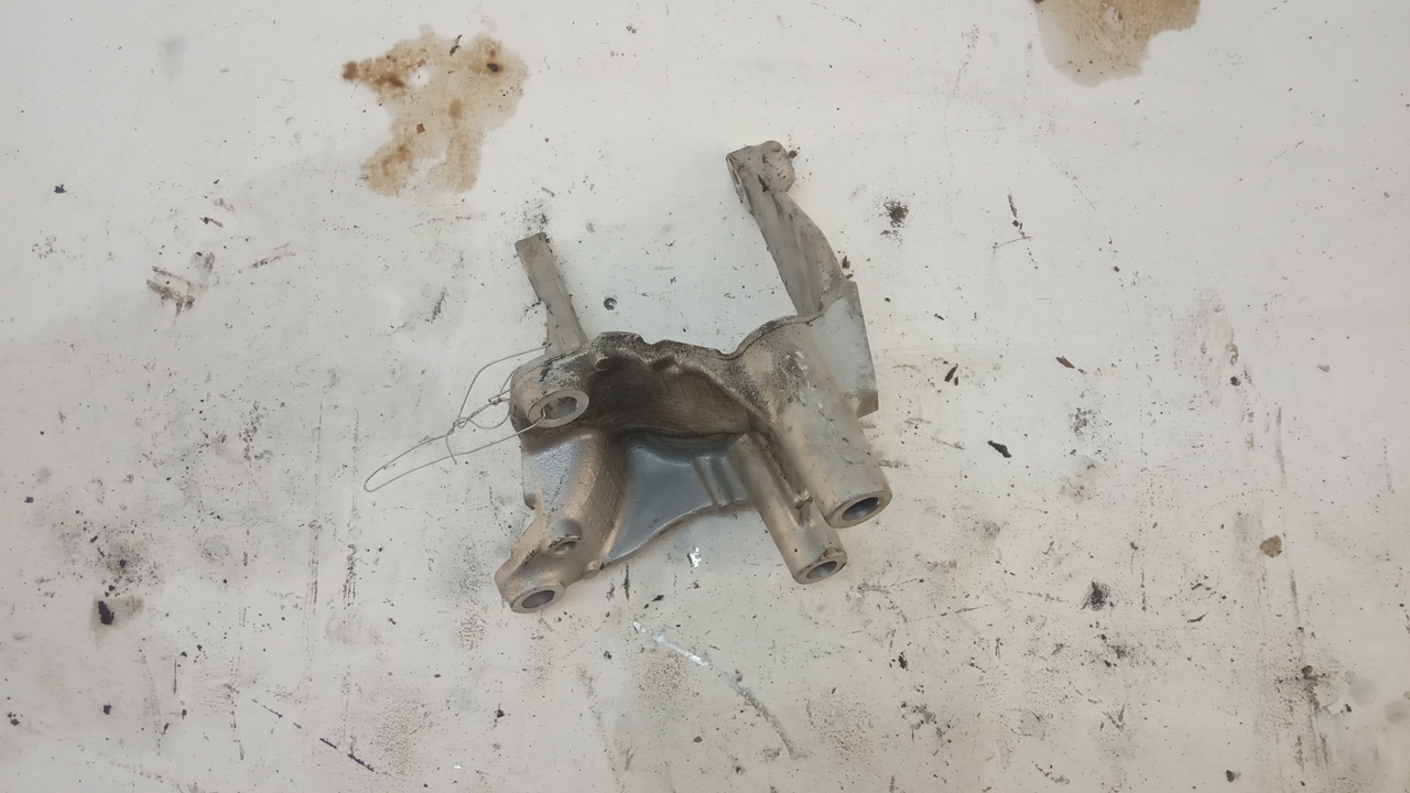 Кронштейн опоры двигателя