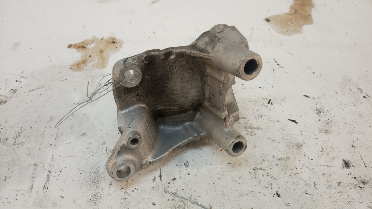 Кронштейн опоры двигателя