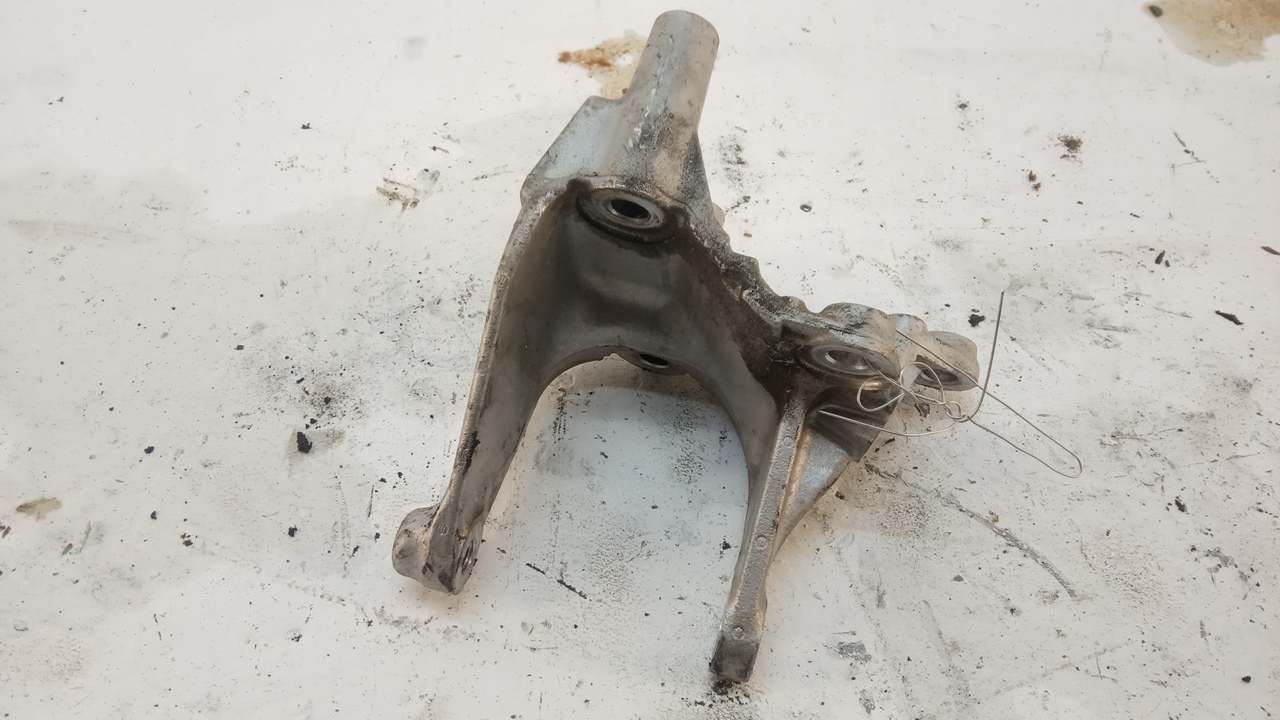 Кронштейн опоры двигателя