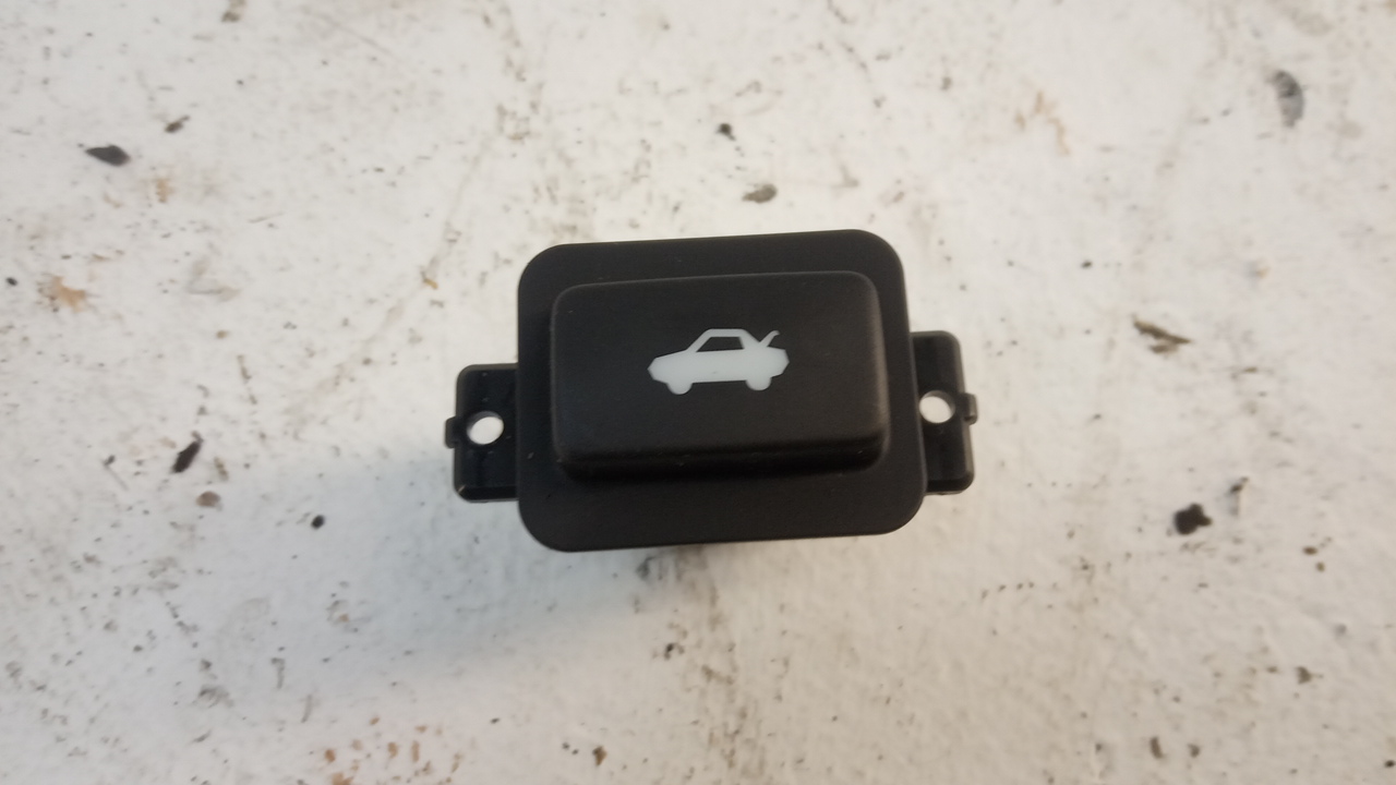 Кнопка открывания багажника