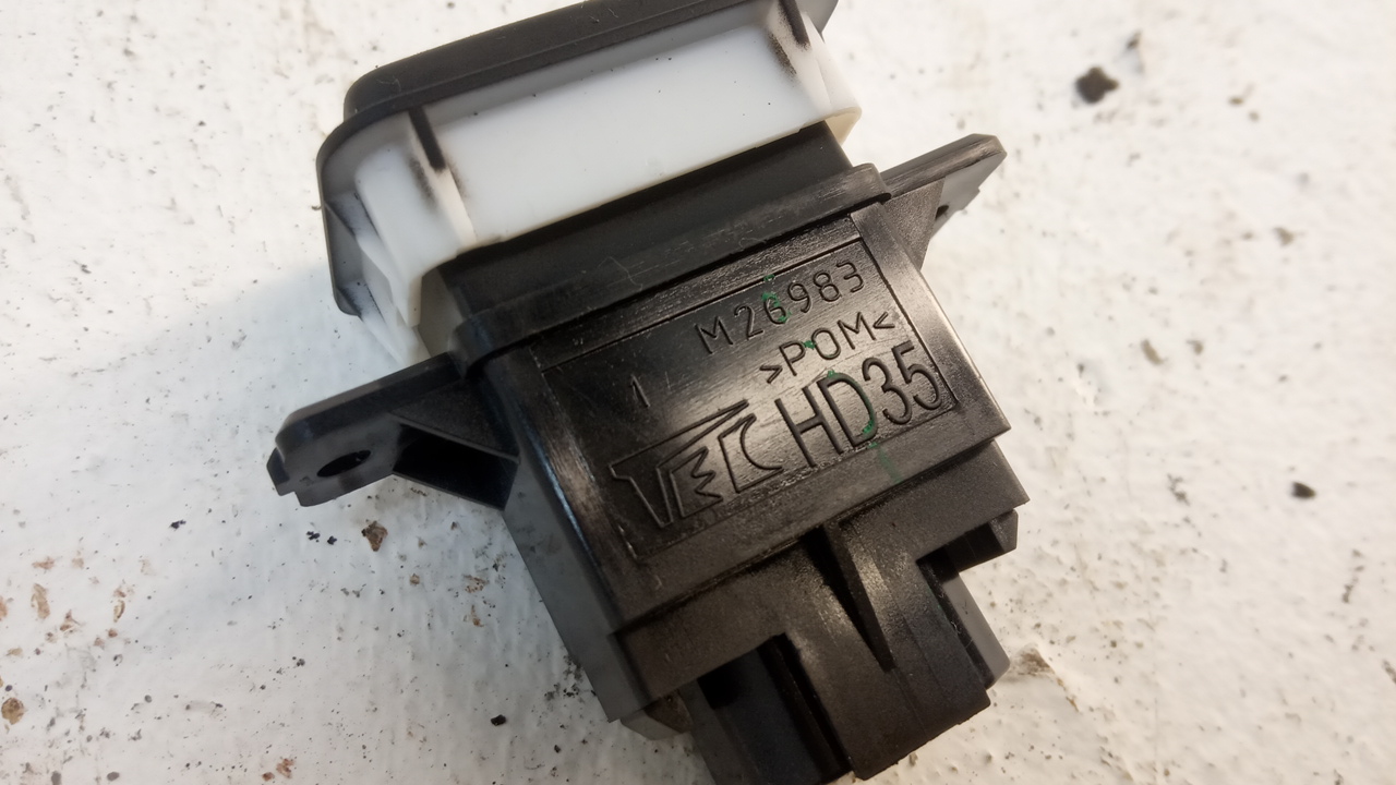 Кнопка открывания багажника