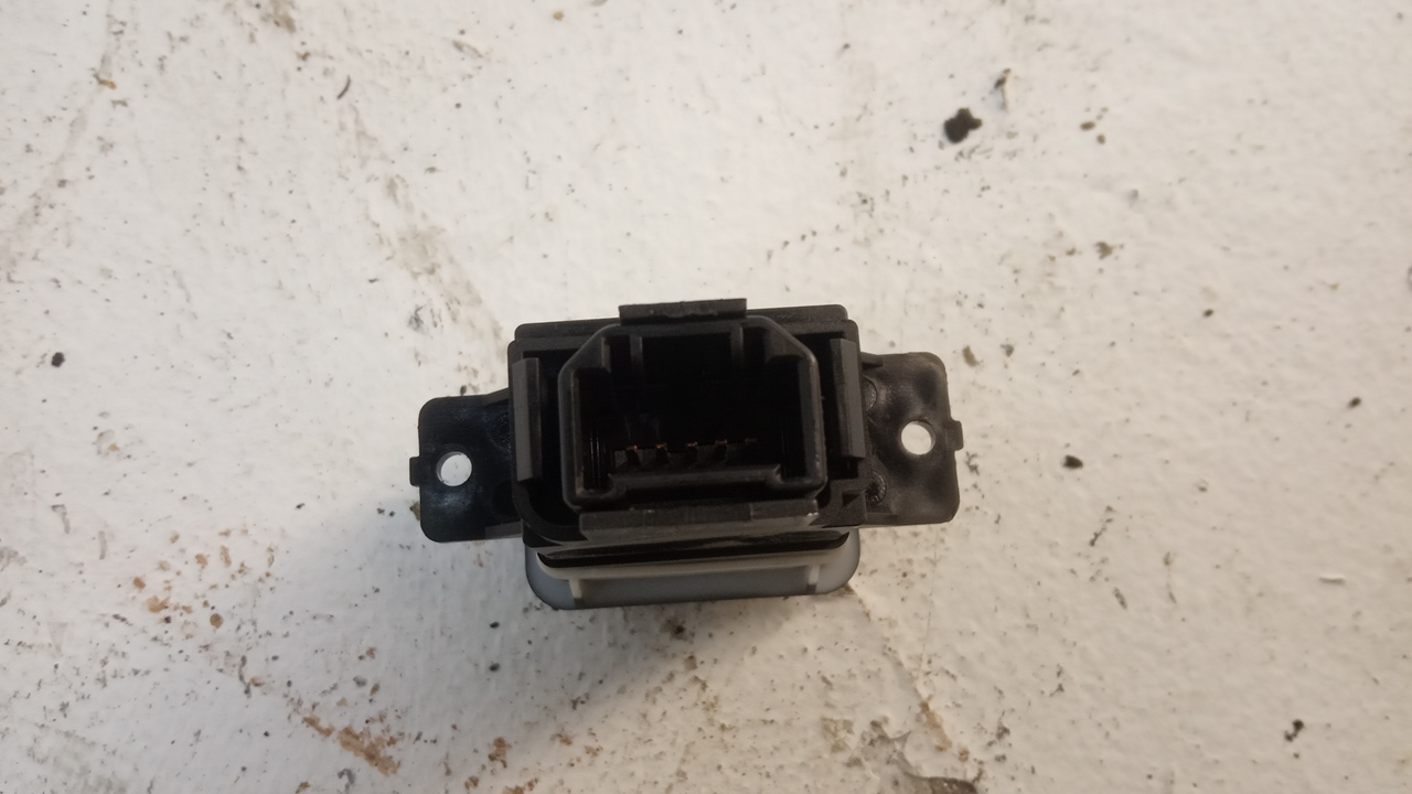 Кнопка открывания багажника