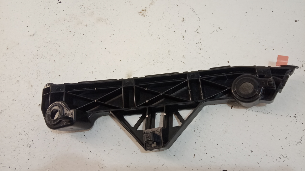 Кронштейн переднего бампера правый