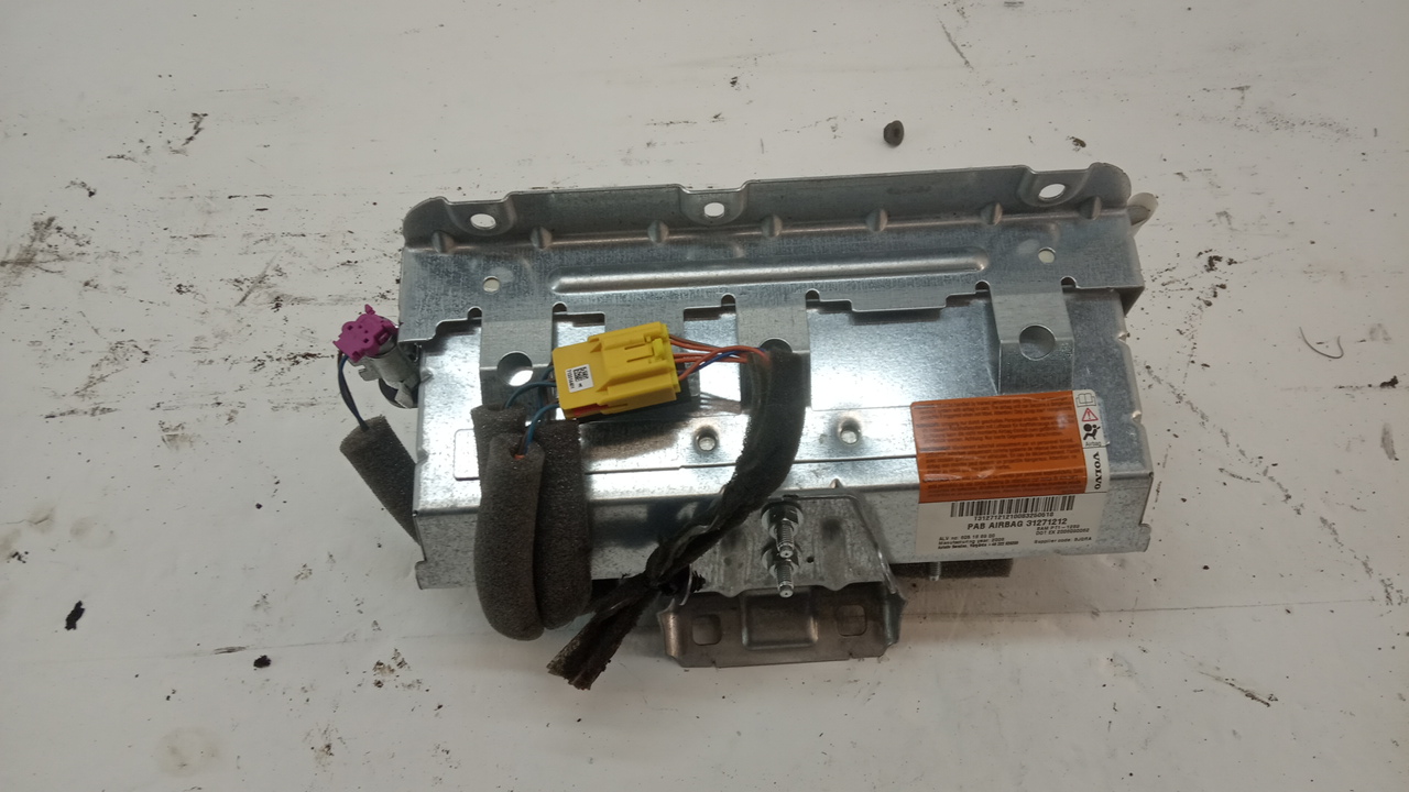 Подушка безопасности пассажирская (в торпедо)