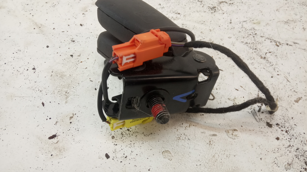 Ответная часть ремня безопасности