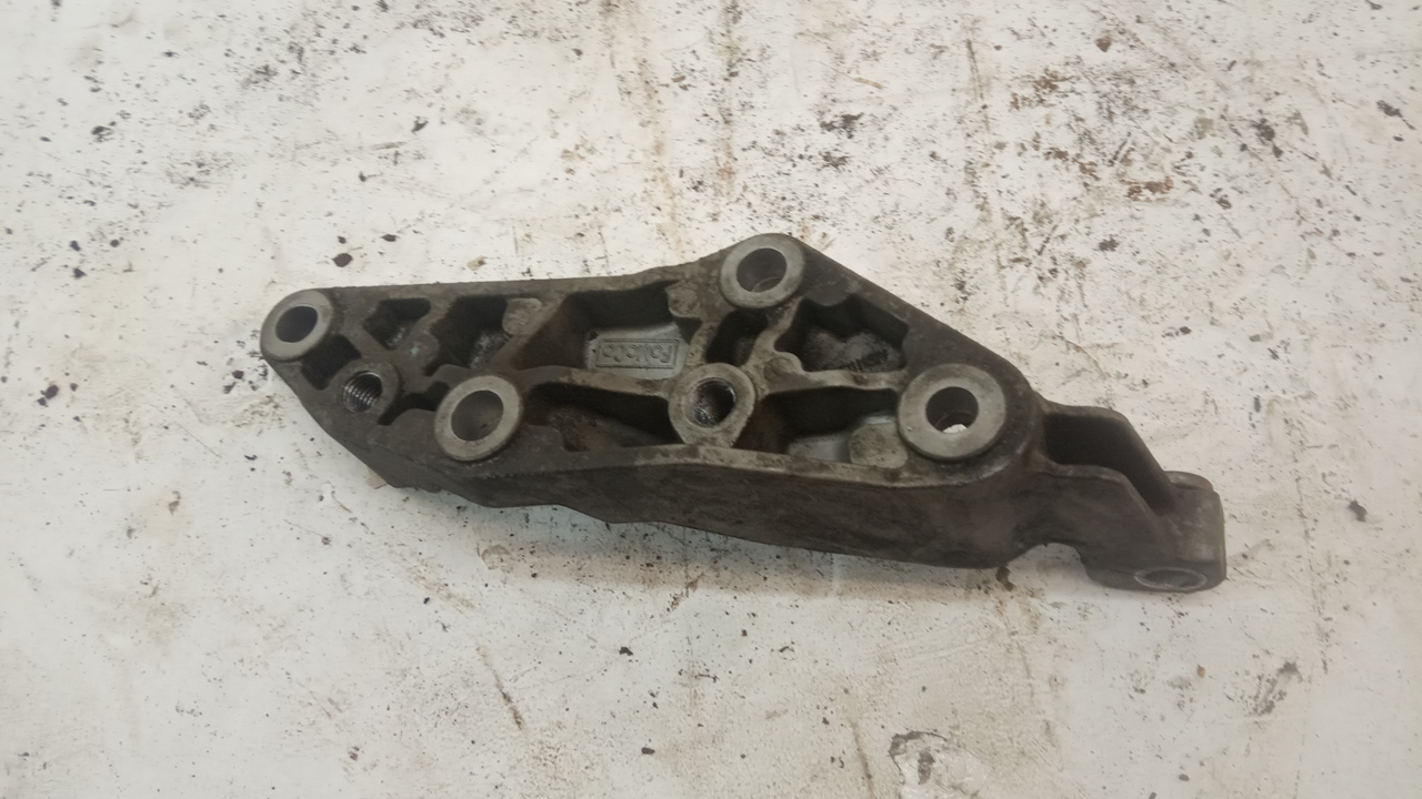 Кронштейн опоры двигателя